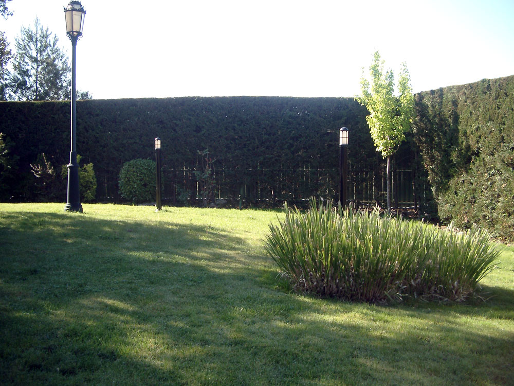 CAV – Colonna perimetrale tipo di faro (180°) per le barriere a infrarossi di 2 raggi, in applicazione residenziale. CAV – Colonna perimetrale tipo di faro (180°) per le barriere a infrarossi di 2 raggi, in applicazione residenziale.