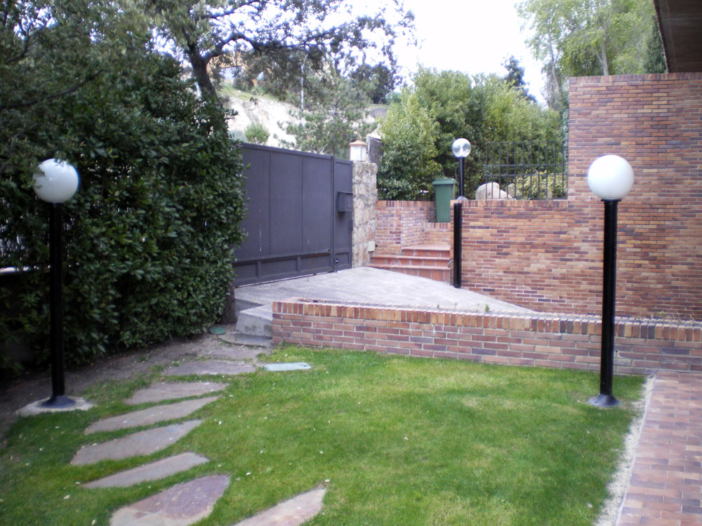 Colonna perimetrale tipo lampada (180°) per barriere ad infrarossi di due raggi, applicazione residenziale. Colonna perimetrale tipo lampada (180°) per barriere ad infrarossi di due raggi, applicazione residenziale.